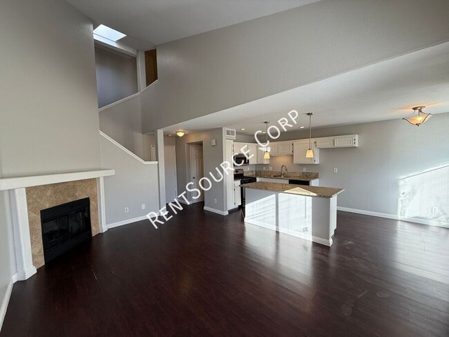 Building Photo - 2 Bedroom/2.5 Bathroom Two Story Town Home...