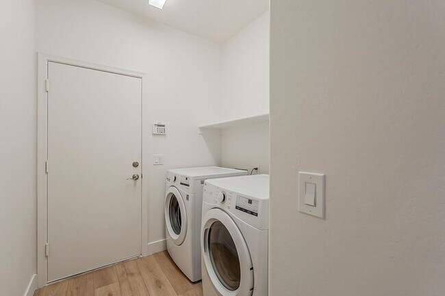Building Photo - 3877 S Coach House Dr