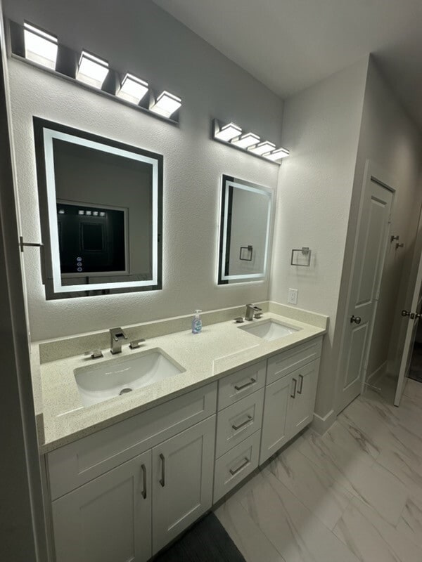 Building Photo - 727 S Victory Dr