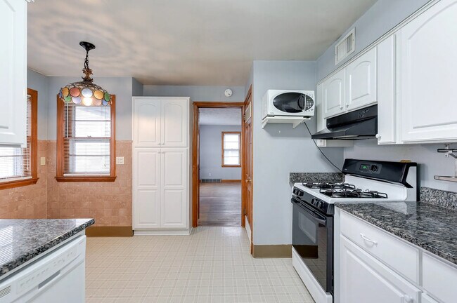 Building Photo - Maple Street