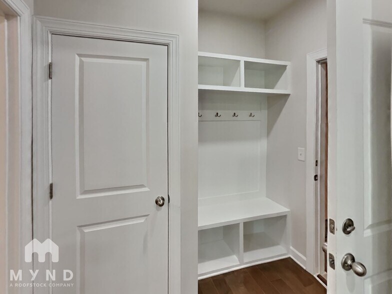 Building Photo - 3325 Lisburn St