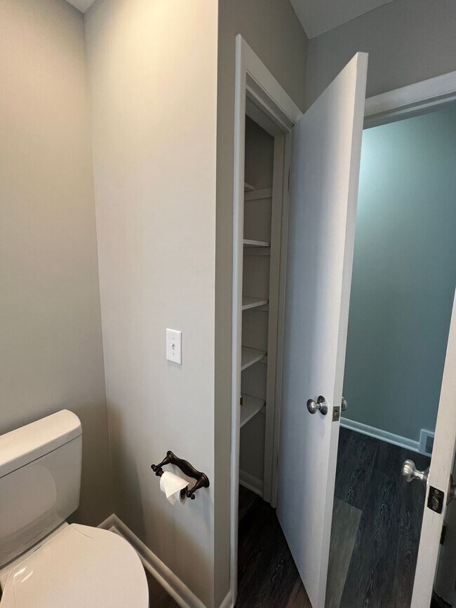 Building Photo - Renovated Spacious 4 Bedroom Home Available for Pre-Lease!