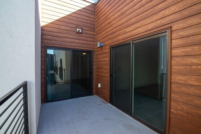 Building Photo - 2213 Poquito St