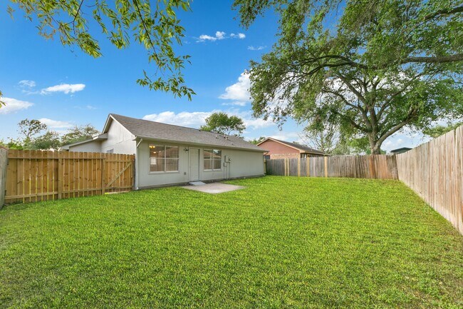 Building Photo - 1911 Highcrest Dr