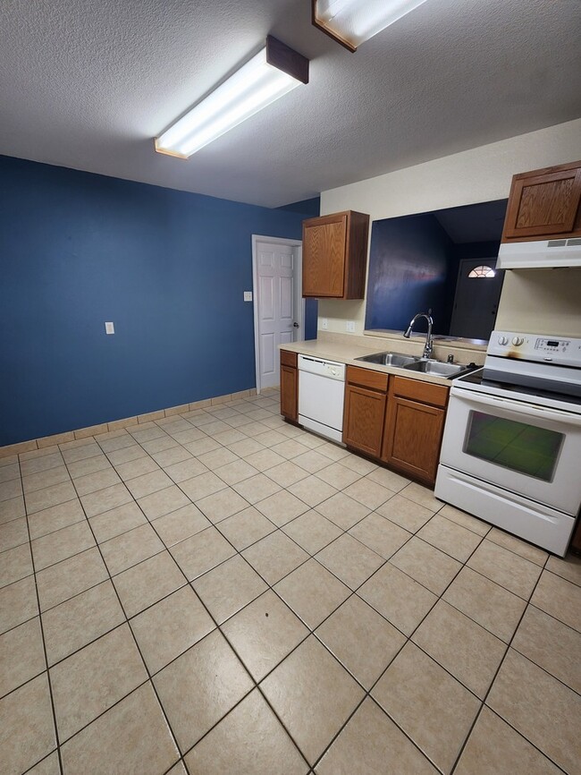 Building Photo - 3 bed 2 bath home, 1 car garage