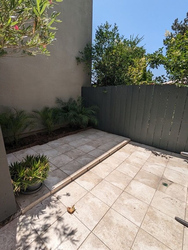 Building Photo - 2 bedroom, 1.5 bathroom Townhome in El Cajon