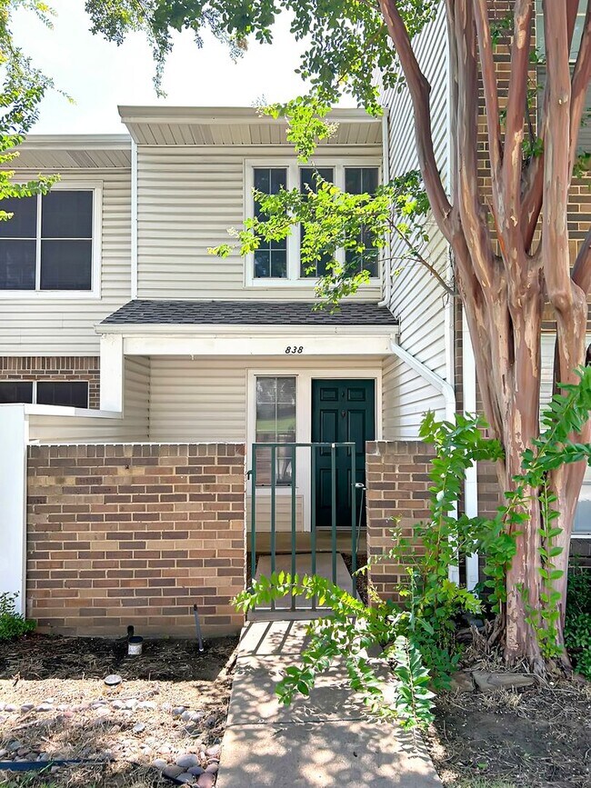 Building Photo - 2-Bed, 2-Bath Townhome with Flexible Floor...