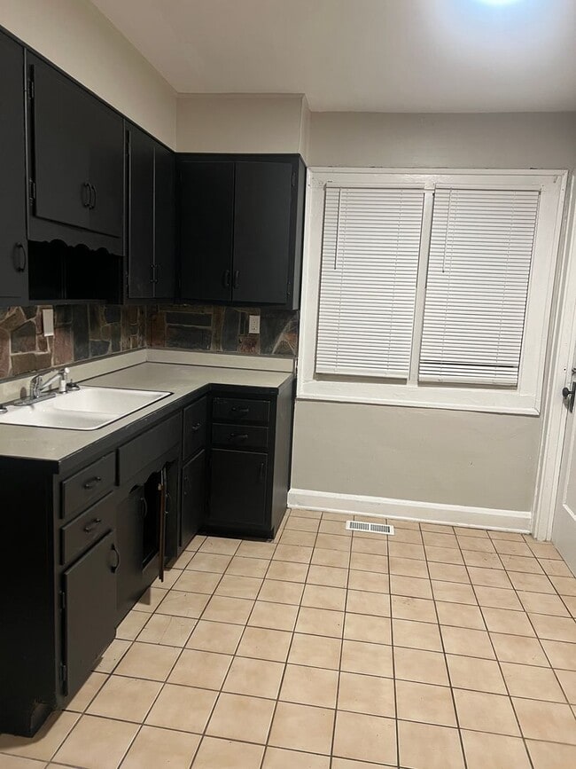 Building Photo - 738 N Chester Ave