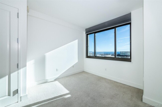 Building Photo - 175 Huguenot St