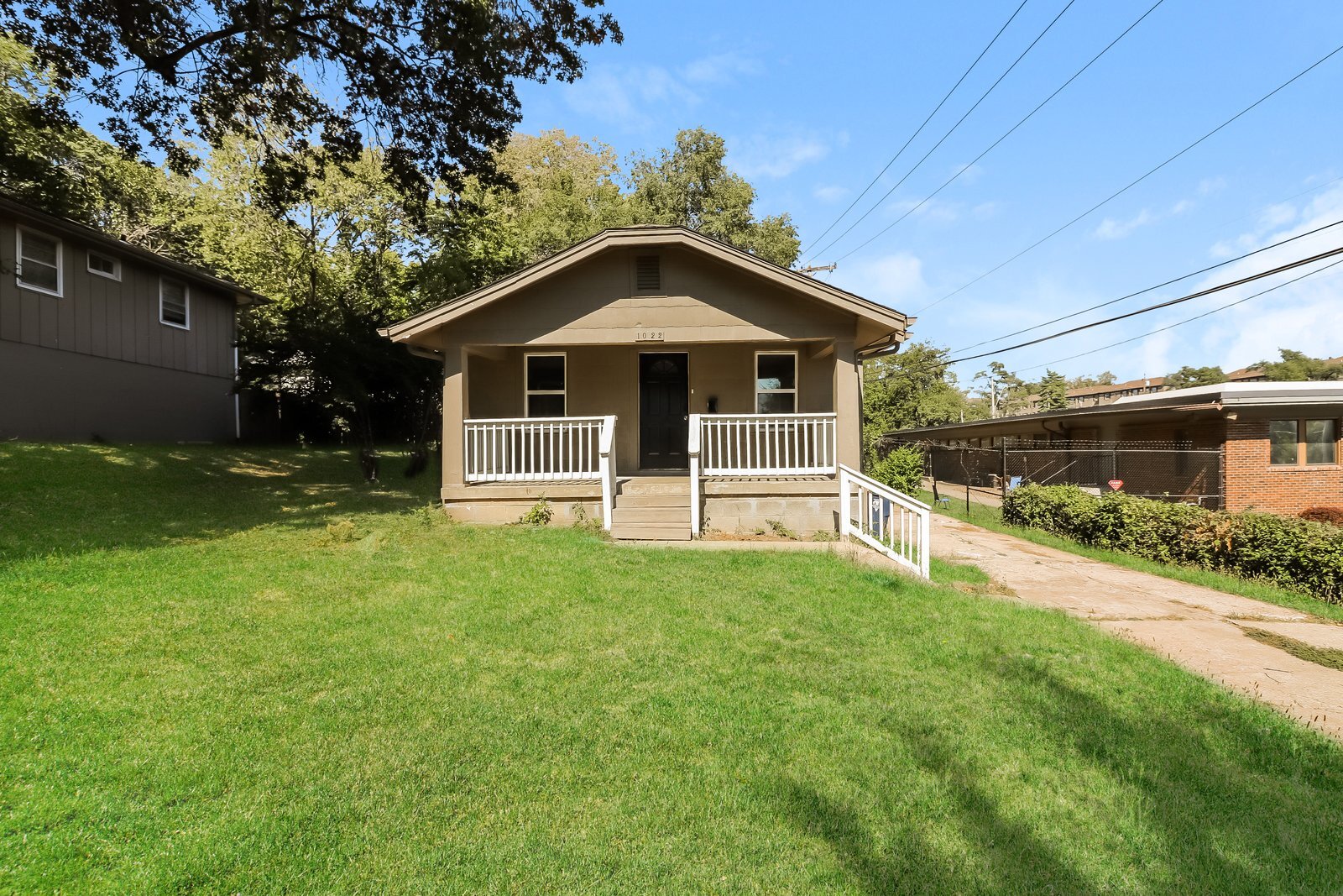 Building Photo - 1022 E 83rd Terrace