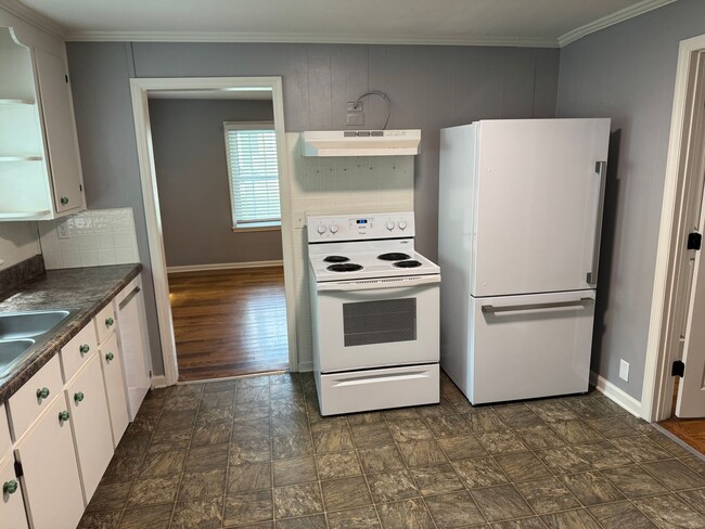 Building Photo - Cute house in Madison! Backs up to Lanier ...