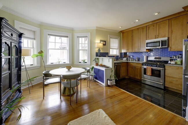 Building Photo - Great Luxury 1 Bedroom 1 Bath on Connecticut Ave in Kalarama