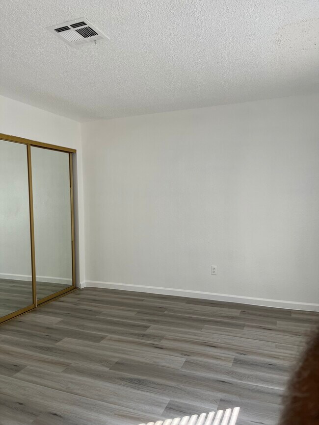 Building Photo - 5078 Spencer St