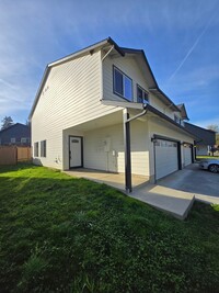 Building Photo - 3 Bedroom 2.5 Bathroom in Winlock
