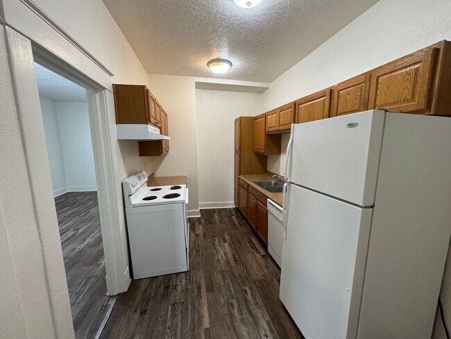 Building Photo - LEASING! Available June 30th