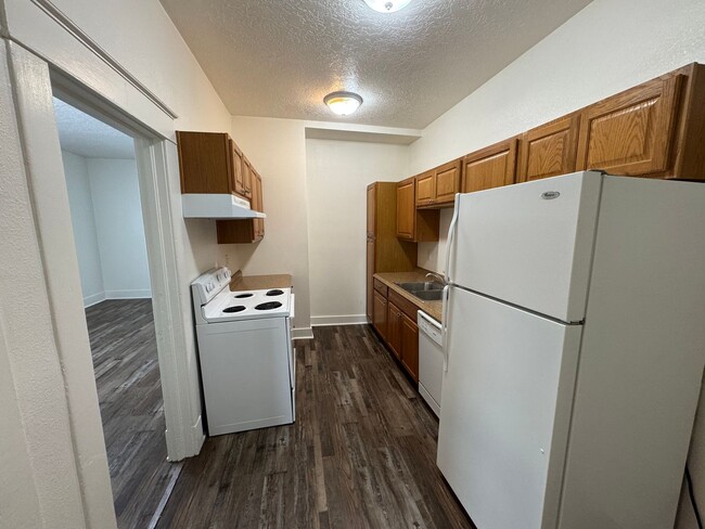 Building Photo - LEASING! Available September 1st!