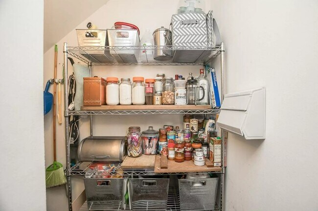 Building Photo - 1023 6th St SE