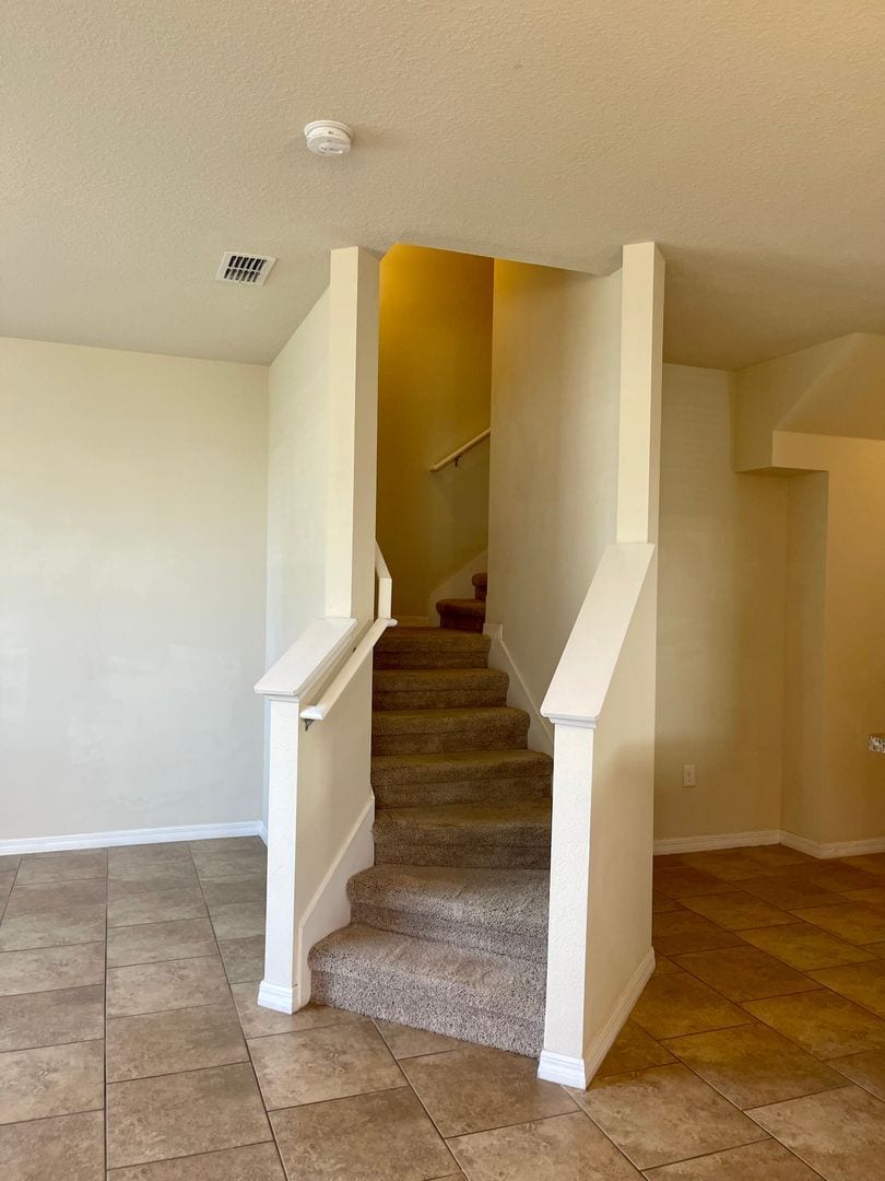 Building Photo - 3 Bedroom / 2.5 Bath / 2 Car Garage Townho...