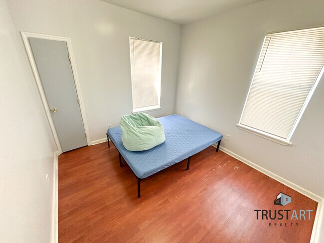 Building Photo - 8 bedroom house in North Central Philadelp...
