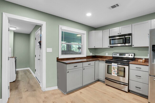 Building Photo - 9 Hillyer Dr