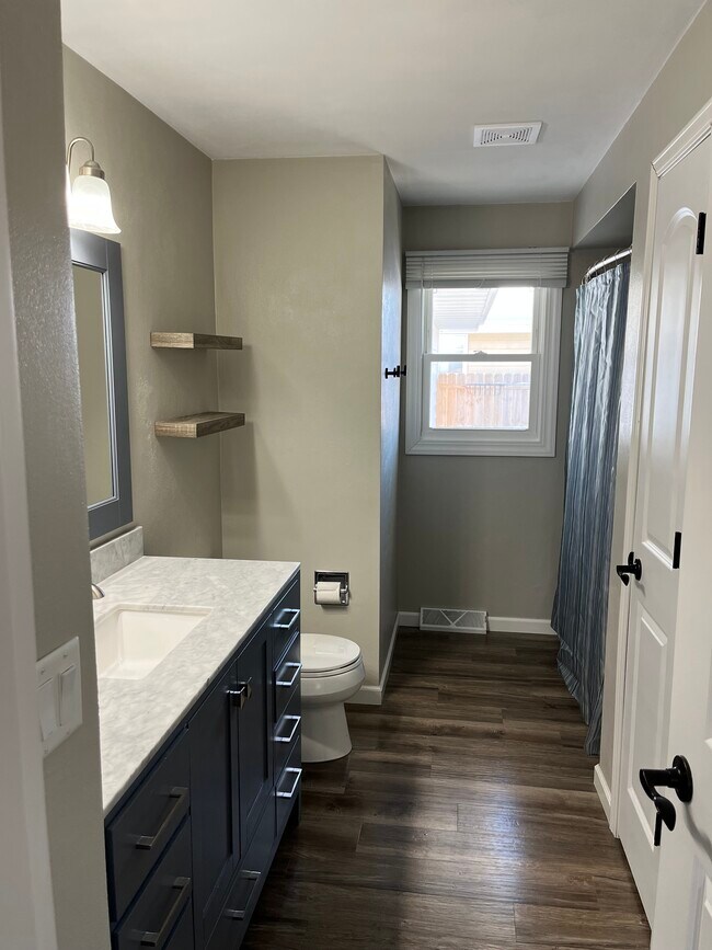 Building Photo - 509 S Matthias St