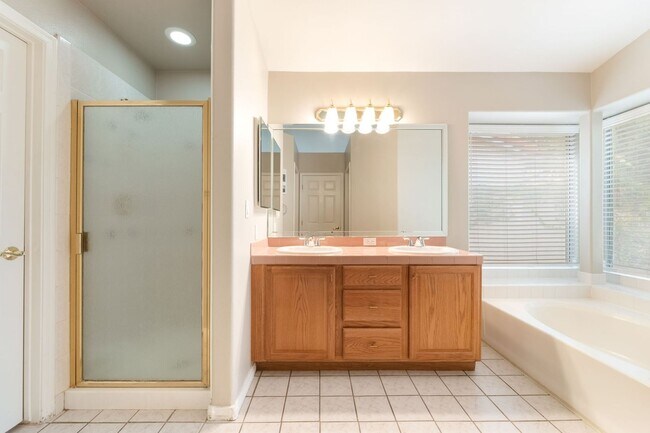 Building Photo - Elegant Single-Story Home in Desert Shores!