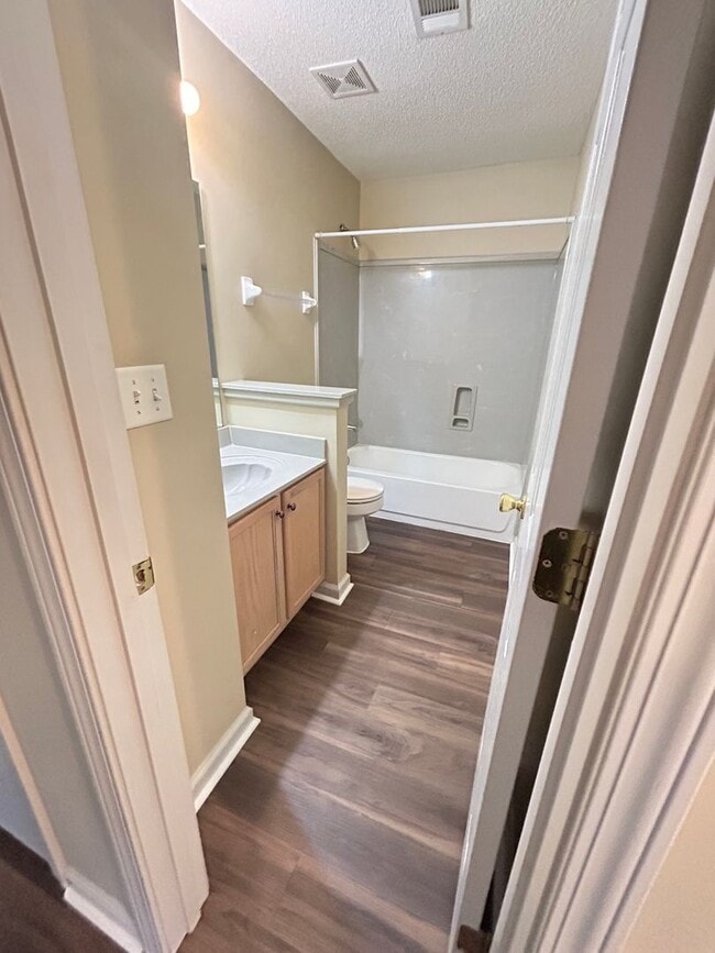 Building Photo - Cozy home in The Commons neighborhood offering split bedroom floor plan! Back yard is fully fence...