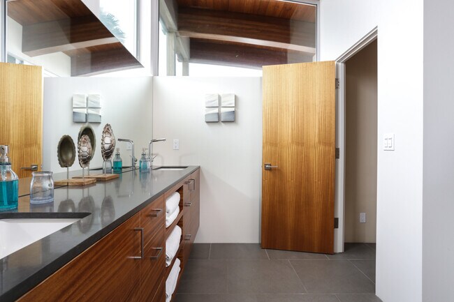 Building Photo - 1013 Mandalay Beach Rd