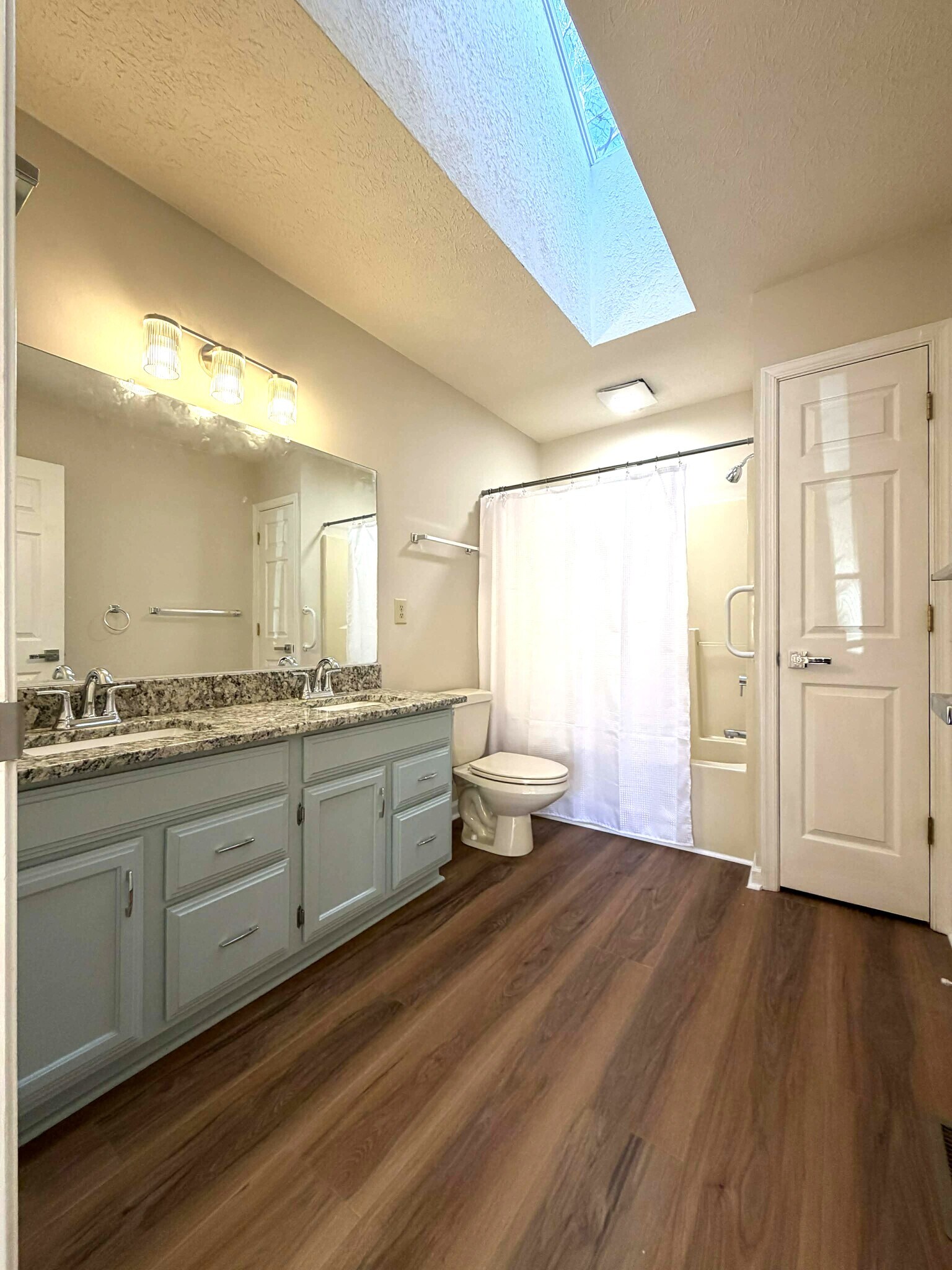 Large bathroom w dual sinks - 2721 Linden Ln