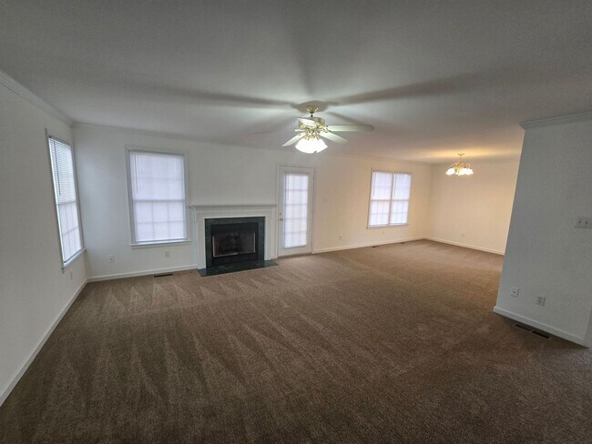 Building Photo - 312 Shade Tree Dr