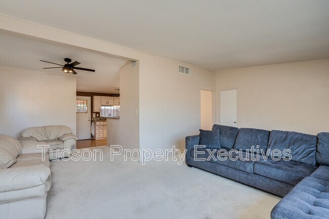 Building Photo - 6844 E Kingston Dr