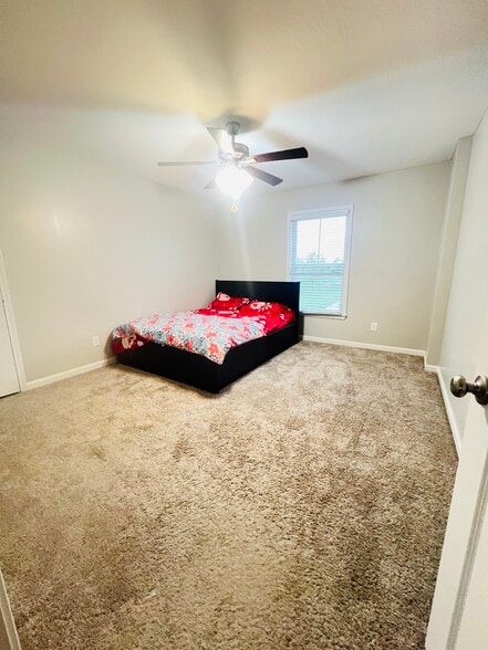 Building Photo - 2418 Silver Rose Dr
