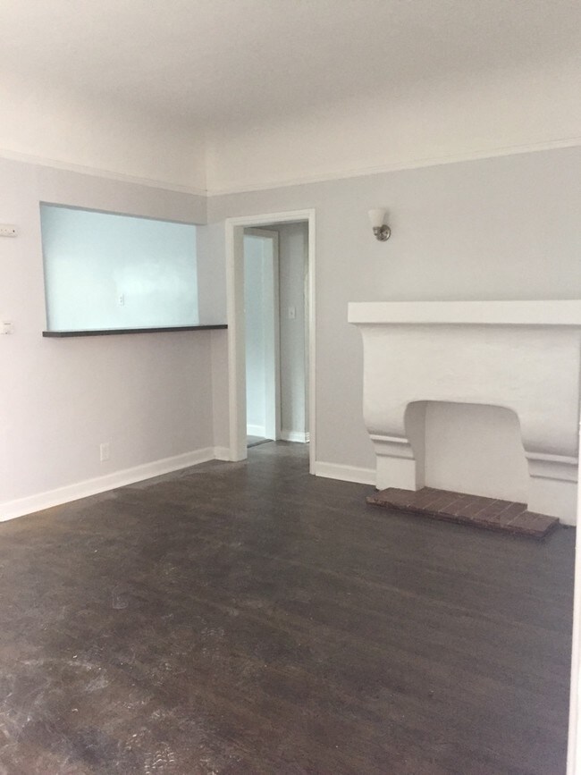 Building Photo - 1116 E 5th St