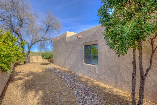 Building Photo - Beautiful Southwest Home with Mountain Vie...