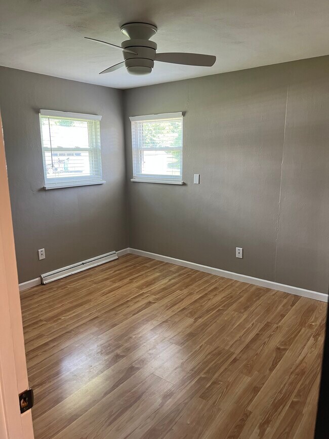 Building Photo - 1122 Sharon Ave