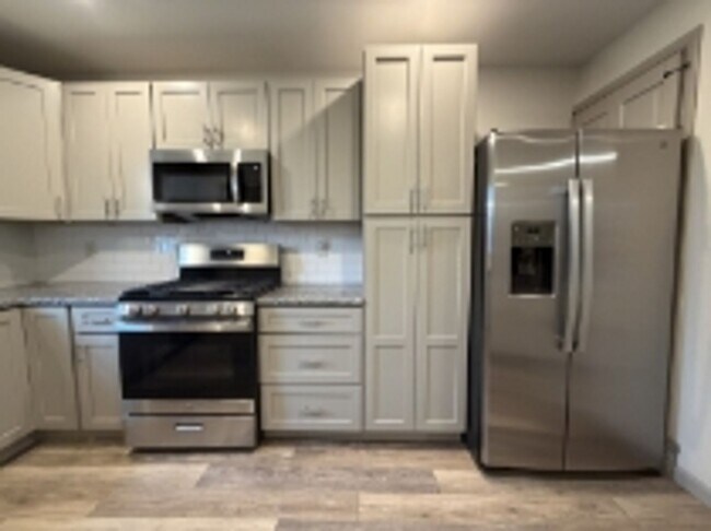 Building Photo - AVAILABLE FOR SHOWING !!! 4BR / 1.5BA.