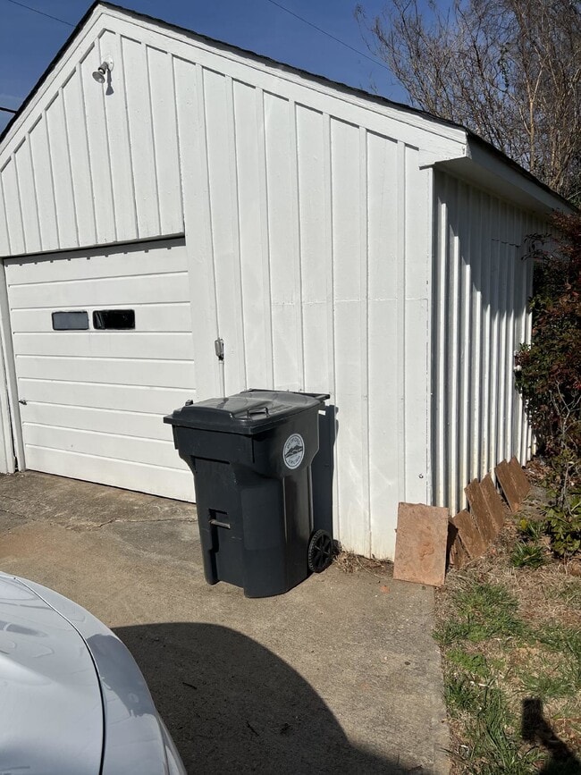 Building Photo - 3 Bdrm / 2 Bath House on a Corner Lot. Clo...
