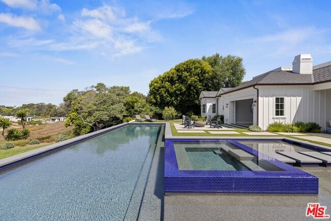 Building Photo - 6671 Dume Dr