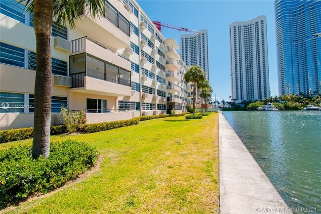 Building Photo - 220 Kings Point Dr