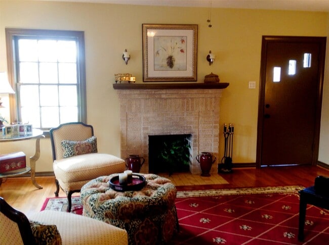 Building Photo - 704 Sue St