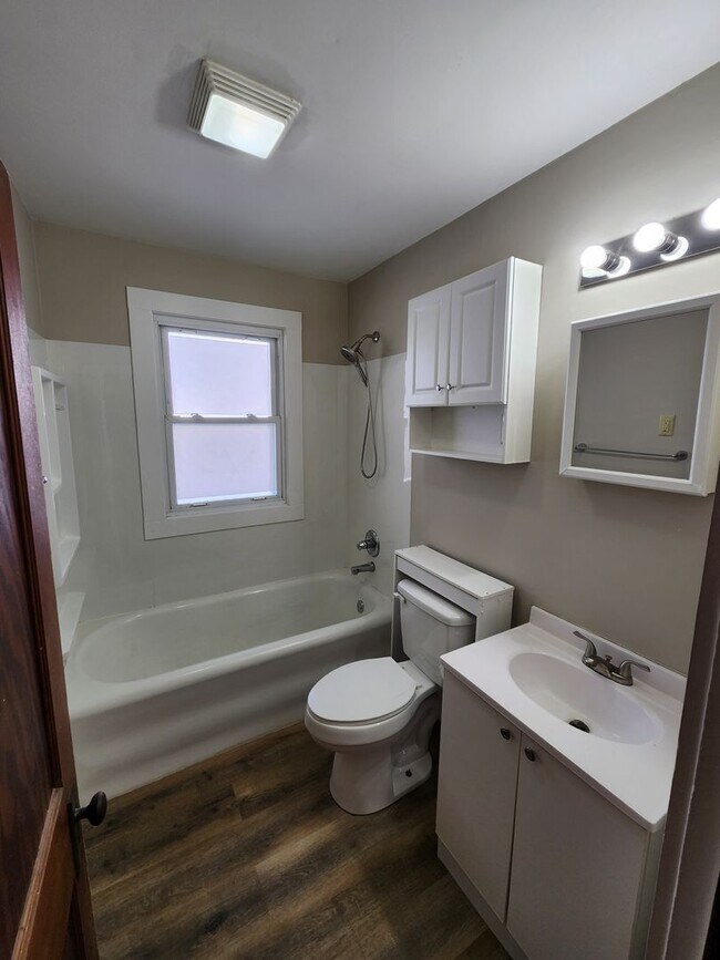 Building Photo - Great House in Rock Island  2 Bedroom