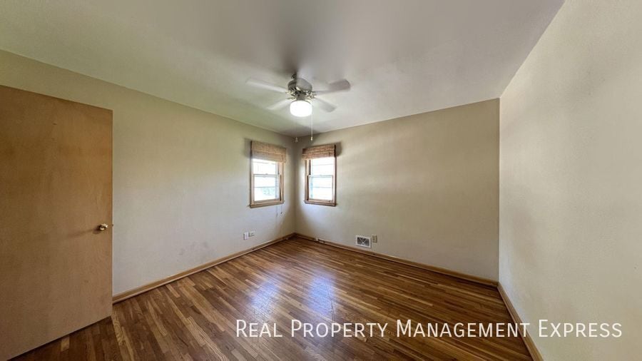 Building Photo - 3116 S Lake Ave