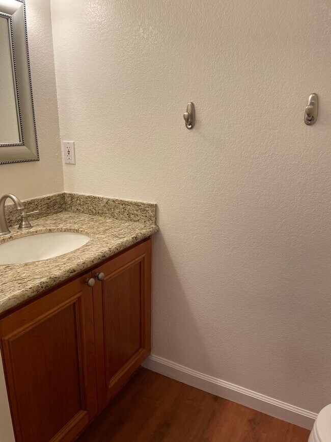 Building Photo - 3 bedroom 2.5 bath townhome Available now!