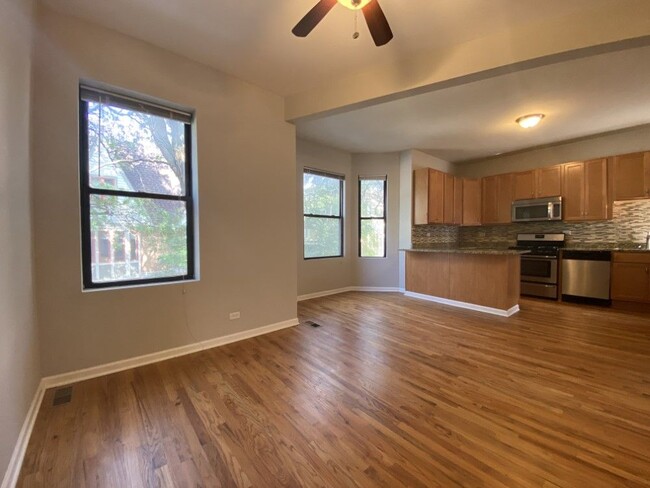 Kitchen with a breakfast bar - 2 Bedroom - 1819 W Belmont