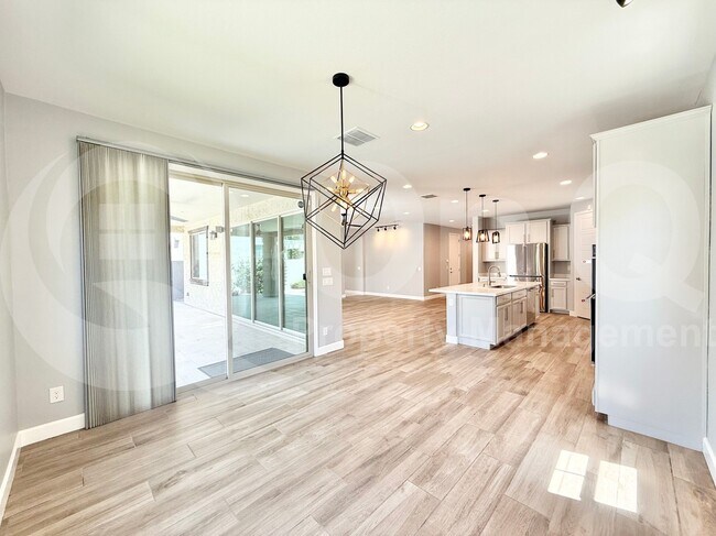 Building Photo - 262 E Lantana Dr