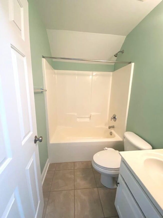 Building Photo - 4 Bedroom! Private Pool!