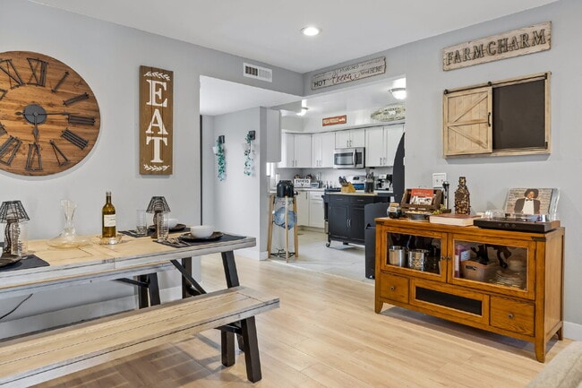 Building Photo - 4 Bedroom Condo for Rent in Ventura!