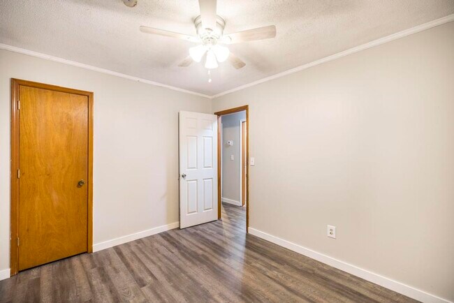 Building Photo - 609 Forest Lake Dr