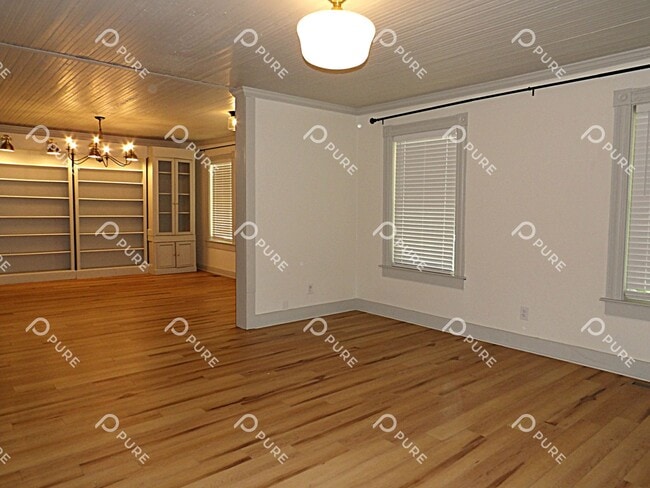 Building Photo - 3305 Bradley St SW