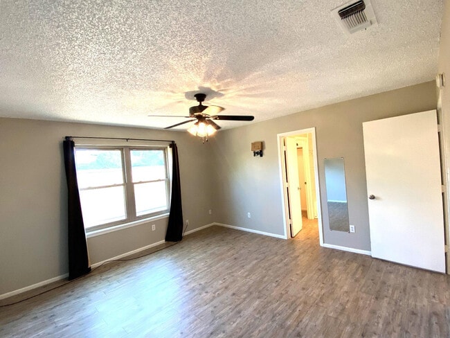 Building Photo - 9818 Jordan Ave